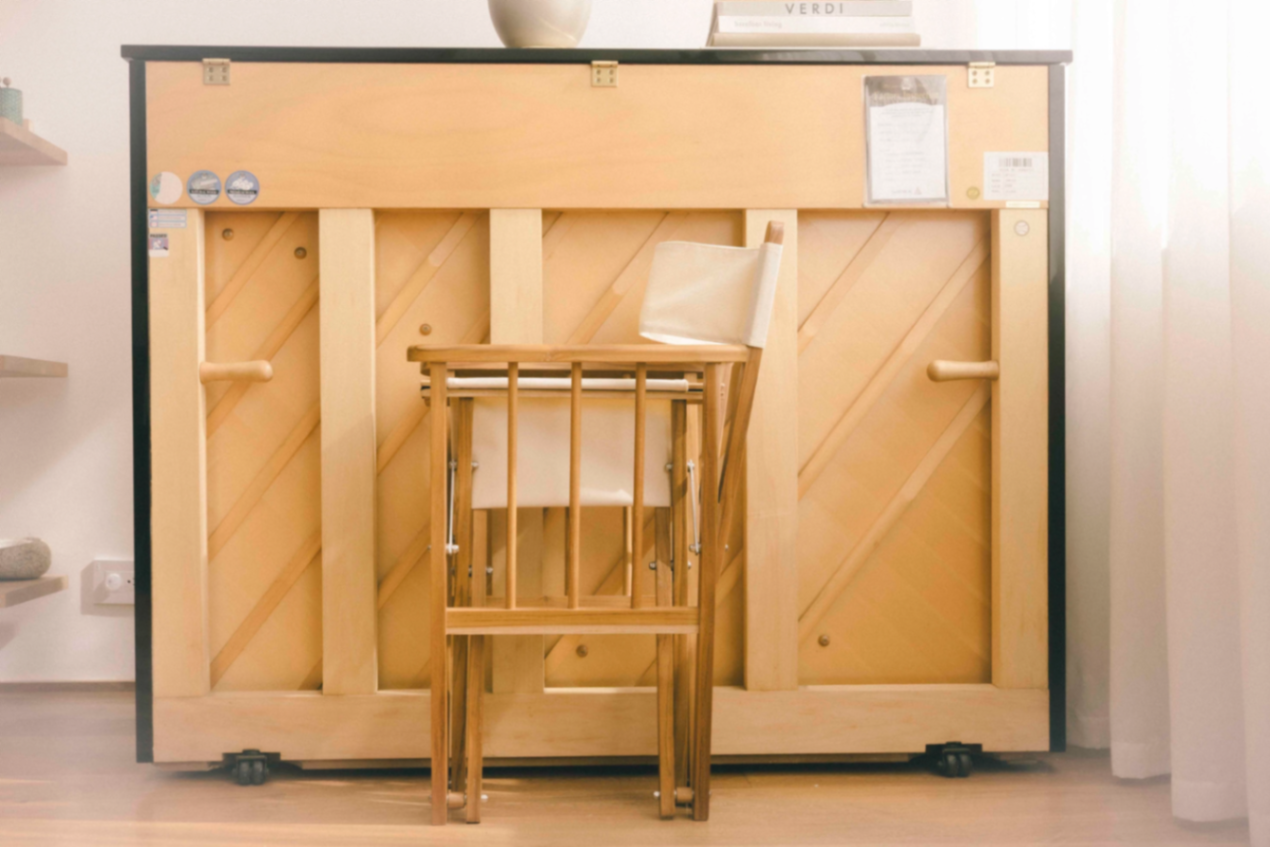 Silla Mātter 001 sobre piso crema con cortinas traslúcidas
